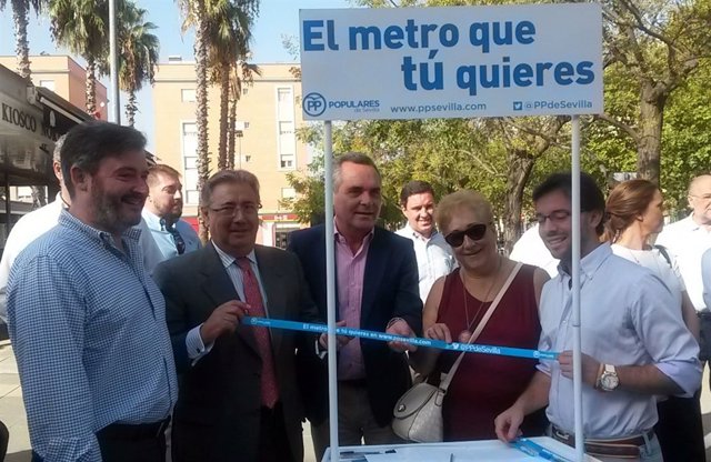 Zoido y Bueno en el comienzo de la campaña por el metro