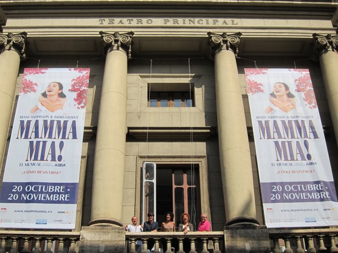 Tres actrices de 'Mamma Mia!' (centro) en el Teatro Principal
