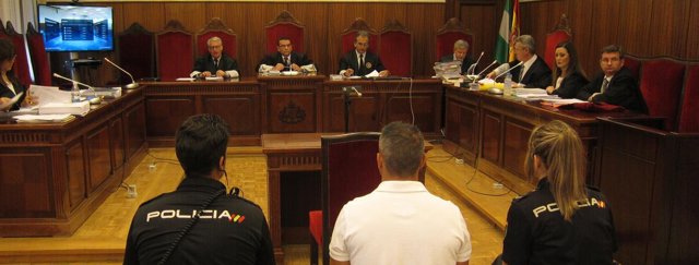 Juicio al acusado de apuñalar a su mujer por sospechar de una infidelidad