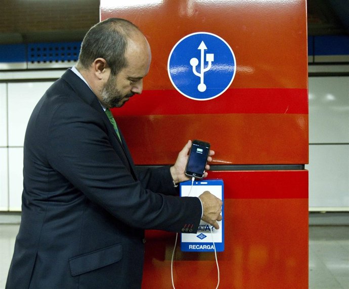 Pedro Rollán probando el sistema de recarga en Metro