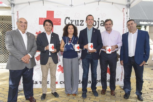Las instituciones públicas han arropado a Cruz Roja en el 'Día de la Banderita'.