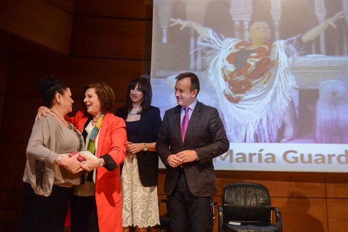 María José Sánchez abraza a Mariquilla en el homenaje a mayores