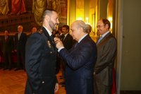 Fernández Díaz condecora a siete policías de la Comisaría del Senado con la Orden del Mérito Policial