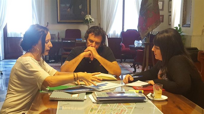El alcalde de Cádiz con la delegada de Turismo de la Junta