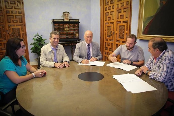Antonio Ruiz (centro) durante la firma del convenio
