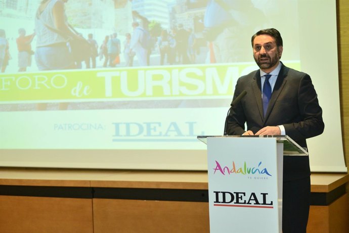 El consejero de Turismo en el foro de Ideal sobre el sector