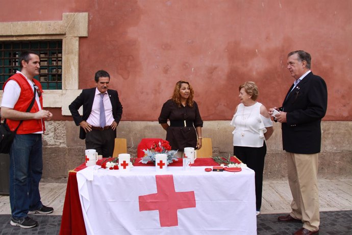 El presidente autonómico de Cruz Roja visita una mesa de la Banderita