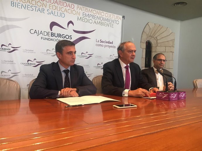 De izquierda a derecha, Rafael Barbero, director general de la Fundación Caja de