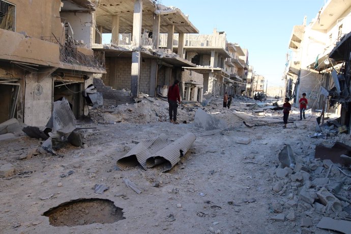 Una calle destruida por los bombardeos en Alepo
