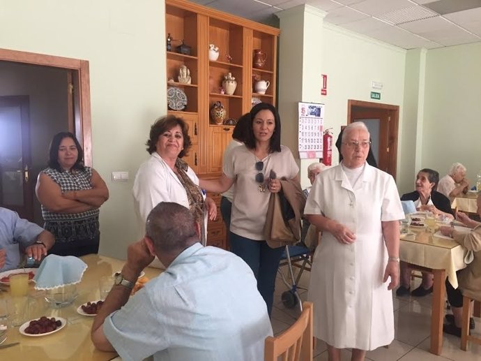 Crespín (centro) visita una residencia de mayores en Villanueva del Duque