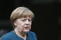 Merkel no cambiará su aperturista política migratoria a pesar de las críticas