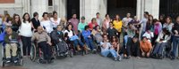 Personas con parálisis cerebral realizan un 'flash mob' en la Plaza Mayor de Valladolid