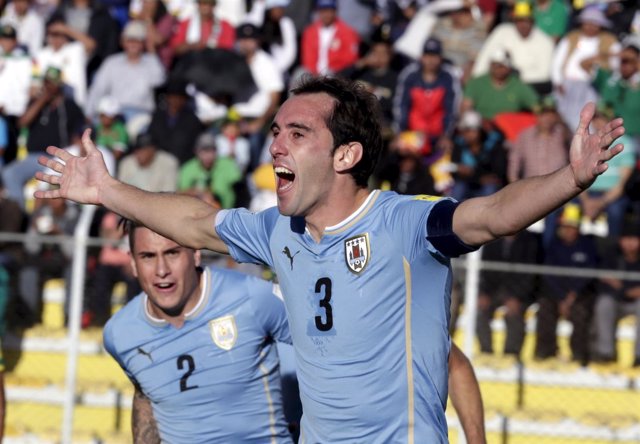 Diego Godín celebra un gol con la selección de Uruguay