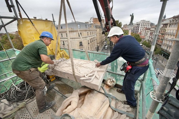 Retirada del conjunto escultórico de la fachada del Palacio de Navarra
