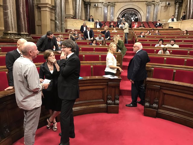 C.Puigdemont, C.Forcadell y diputados de JxSí en el Parlament