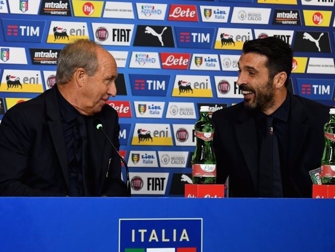 Gia n Piero Ventura y Gianluigi Buffon en sala de prensa