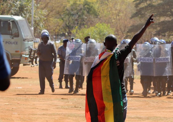 Manifestante opositor delante de la Policía en Harare