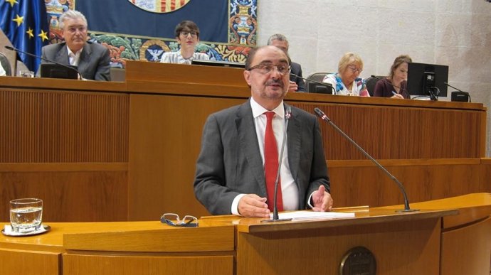 El presidente de Aragón, Javier Lambán, ante el atril de las Cortes de Aragón
