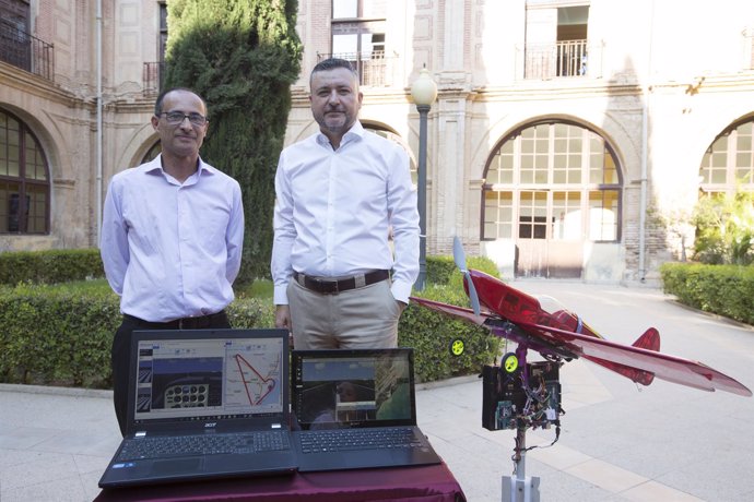 José Antonio Rubio y Andrés Bueno posan con el dron