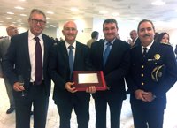 El segundo oficial de Protección del Puerto de Barcelona recibe una distinción de la Policía Nacional