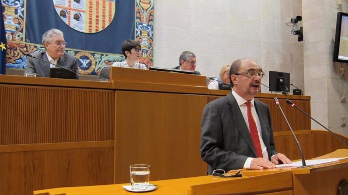 El presidente de Aragón, Javier Lambán, en la tribuna de oradores de las Cortes