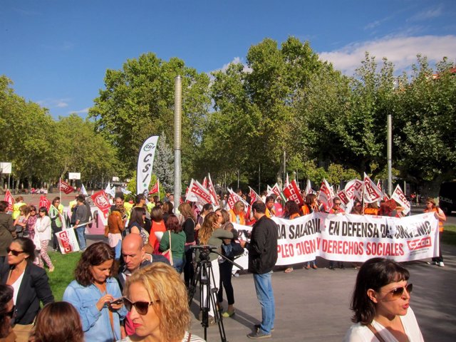 Trabajadores de telemarketing se manifiestan en Valladolid. 