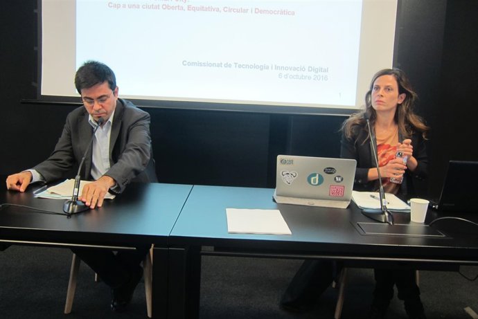 El teniente de alcalde Gerardo Pisarello y la comisionada Francesca Bria 