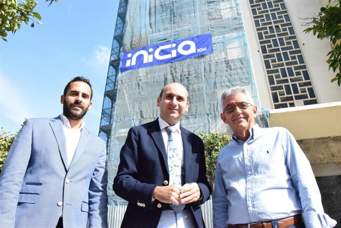 Pérez, Rajoy y Galvez frente a los antiguos cines Astoria y Victoria 