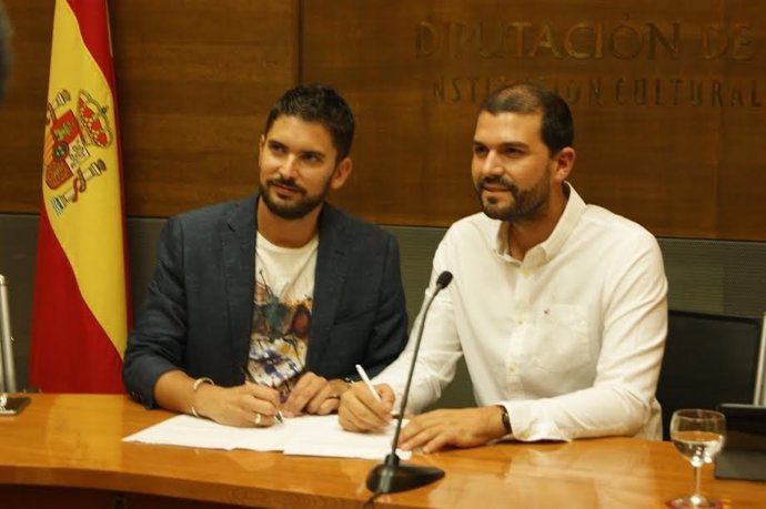 Firma del convenio entre Diputación de Cáceres y Federación de Folclore