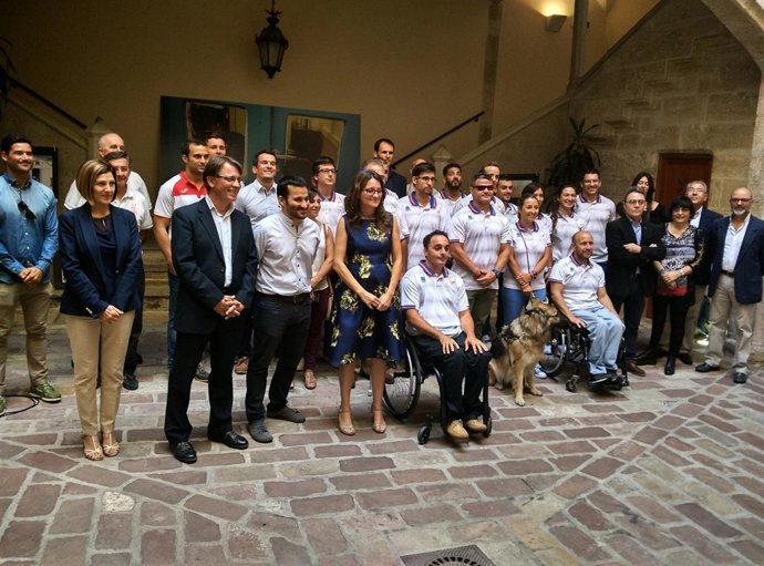 Mónica Oltra y Vicent Marzà con deportistas olímpicos y paralímpicos valencianos
