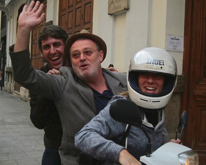 Carbonell (centro) con José Troncoso y una espontánea
