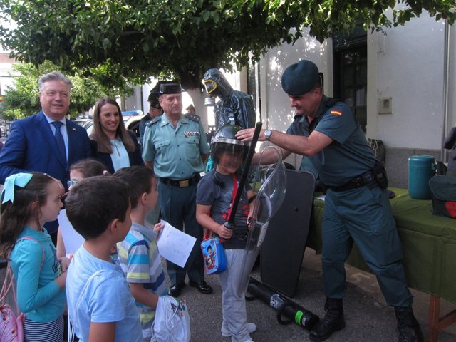 Niños visitan la Comandancia de la Guardia Civil acompañados de autoridades