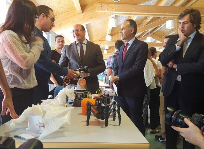 El presidente de la Comunidad visita stands Día de la Persona Emprendedora 