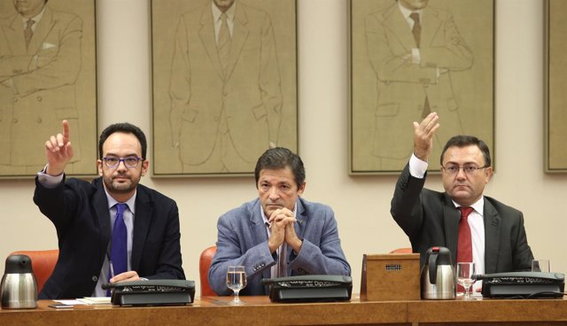 Antonio Hernando y Javier Fernádez en la reunión del Grupo Socialista