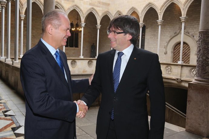 Carles Puigdemont y el embajador de Eslovaquia en España, Vladimir Grácz.