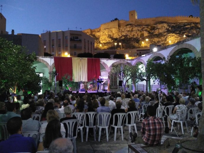 El Patio de los Naranjos, a los pies de la Alcazaba, lugar de la presentación.
