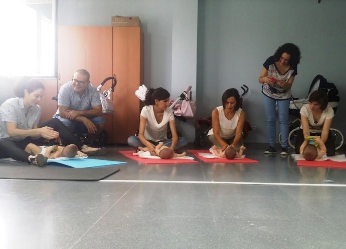 Taller de masajes a bebés, en el aula de formación del Hospital de Montilla
