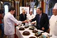 Los pasteleros de Bizkaia reparten un año más su 'Tarta Begoña' en el Ayuntamiento de Bilbao