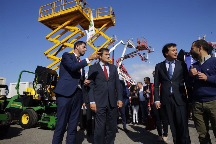 El presidente del  Principado, Javier Fernández, visita la feria de la maquinari
