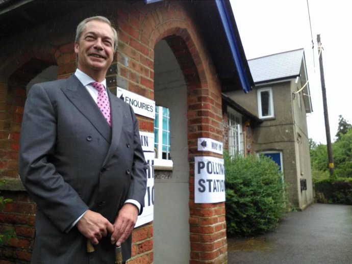 Nigel Farage tras votar en el referéndum del Brexit