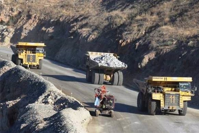 Camiones en la mina de Aguablanca