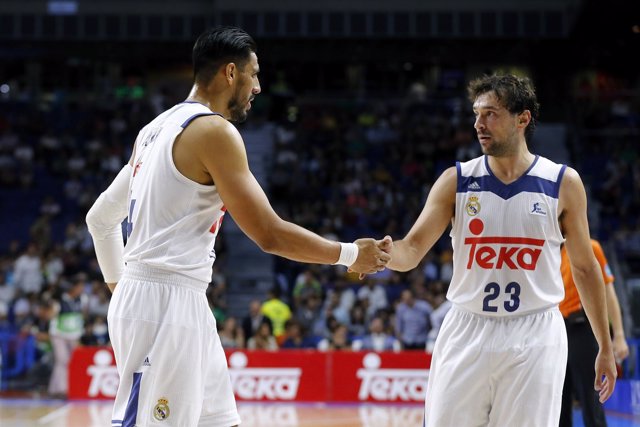 Sergi Llull y Gustavo Ayón celebran una canasta