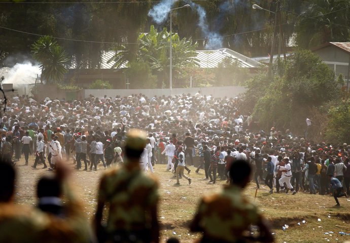 Policías durante una celebración religiosa de los oromos
