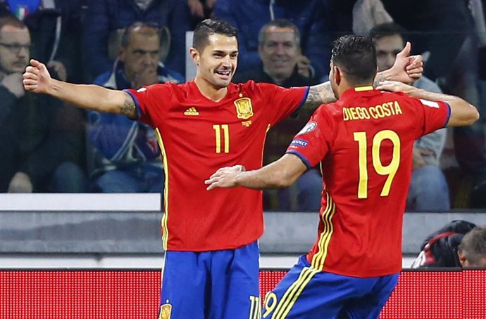 Vitolo y Diego Costa celebran un gol con la selección española