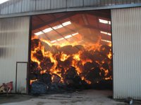 Un incendio destruye una nave en Urdiain que almacenaba una gran cantidad de paja