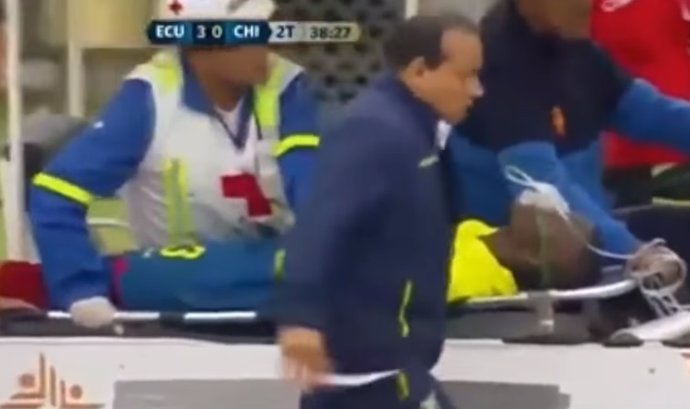 Enner Valencia finge una lesión con Ecuador