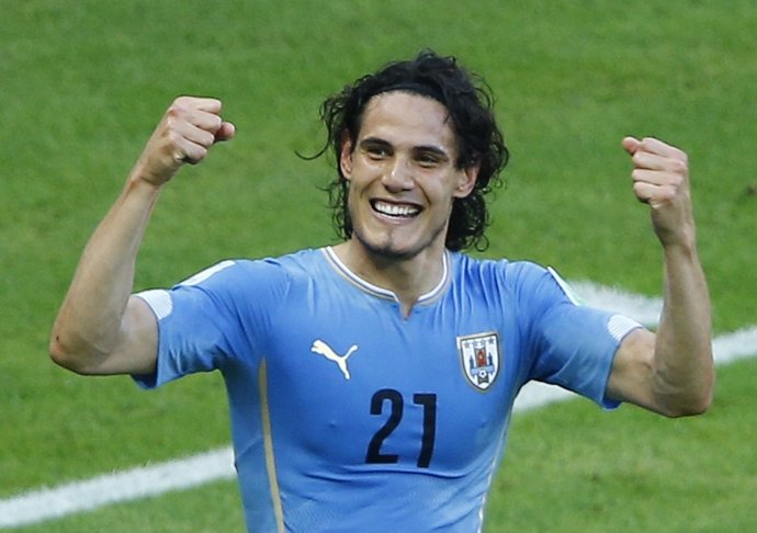 Edinson Cavani celebra un gol con la selección uruguaya