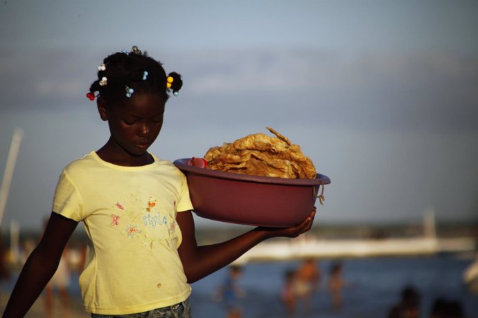 Niña trabaja en playa de República Dominicana 