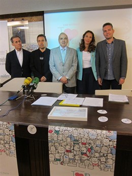 EL vicepresidente segundo de la AEP junto a varios pediatras