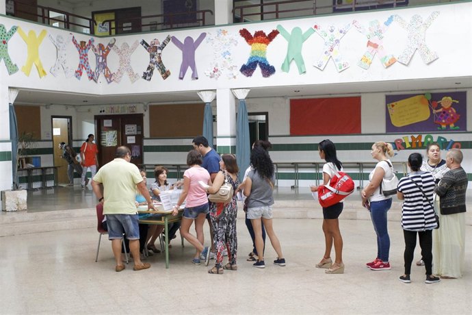 Imagen de archivo de la votación de la jornada continua en un colegio